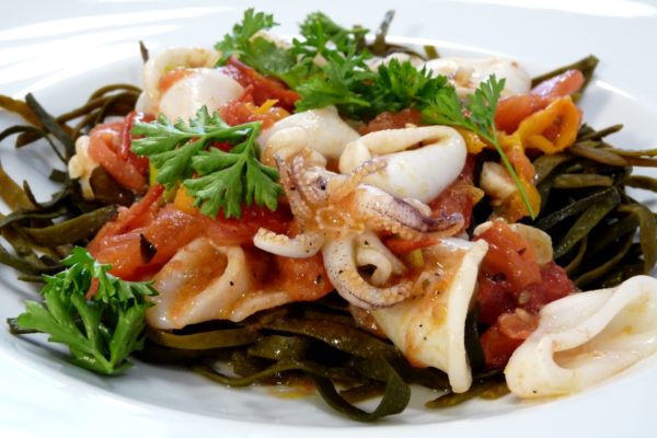 Meeresspaghetti mit Tintenfisch-Ragout