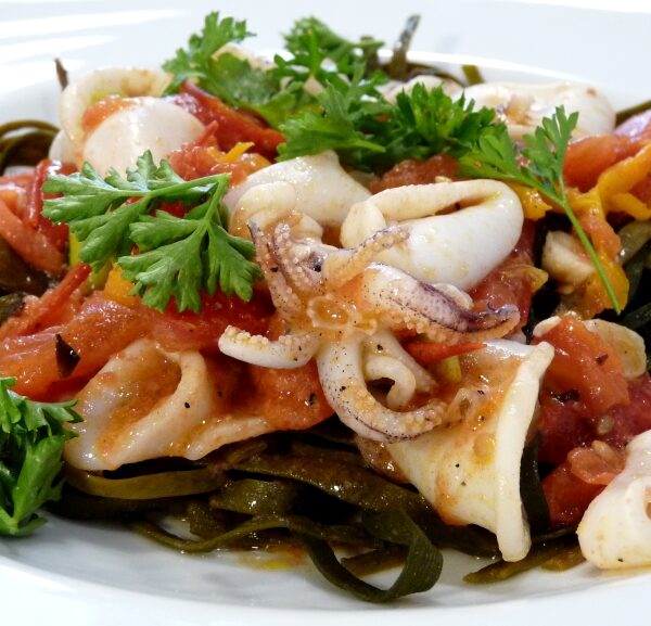 Meeresspaghetti mit Tintenfisch-Ragout