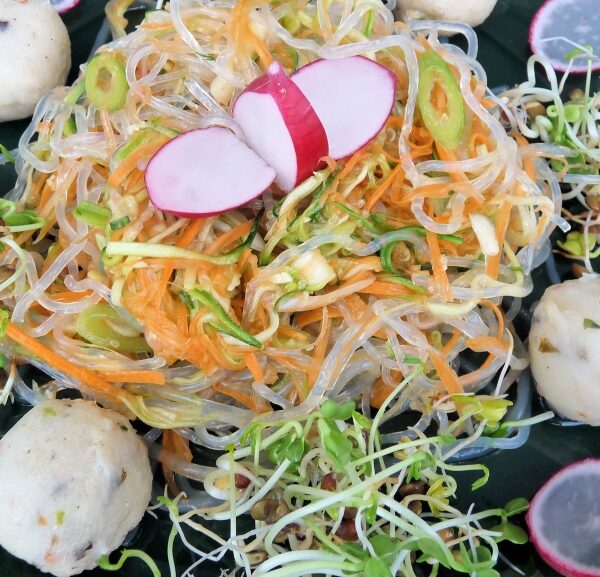 frischer Kelp-Noodle-Salat mit scharfen Gemüsen