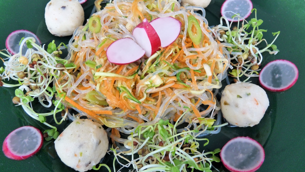 frischer Kelp-Noodle-Salat mit scharfen Gemüsen