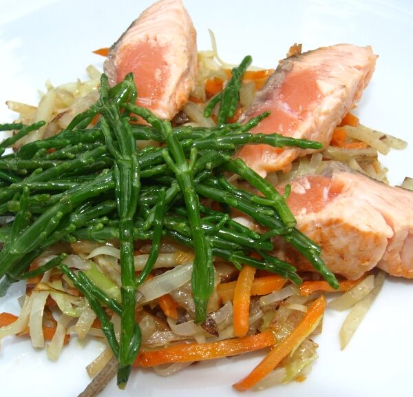 Lachsfilet mit Queller und Wurzelgemüse