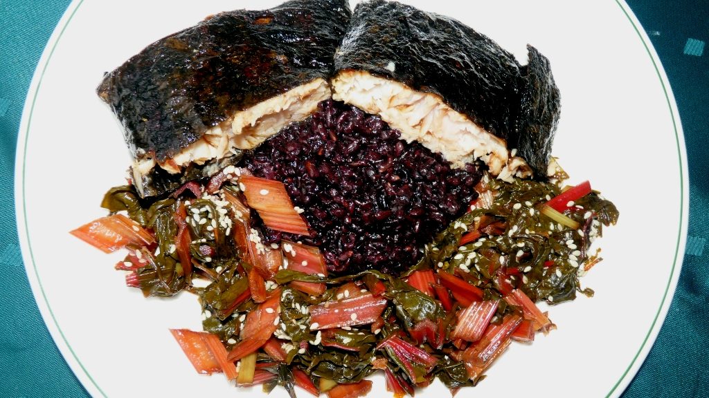 Rotbarsch im Noriblatt mit rotem Dulse-Reis und Mangold