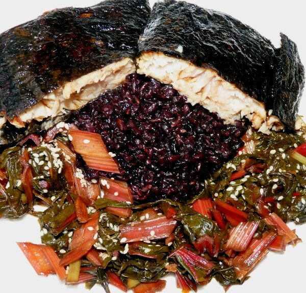 Rotbarsch im Noriblatt mit rotem Dulse-Reis und Mangold
