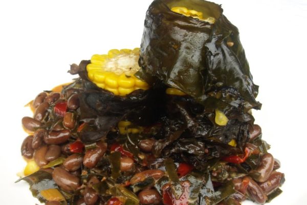 Borlotti-Bohnen mit Kombu & Grillmais im Kombublatt