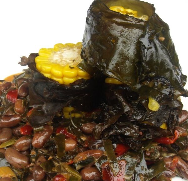 Borlotti-Bohnen mit Kombu & Grillmais im Kombublatt