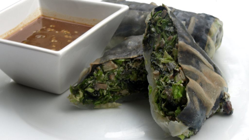 Nori-Reispapier-Rolle mit Wakame-Pilz-Füllung