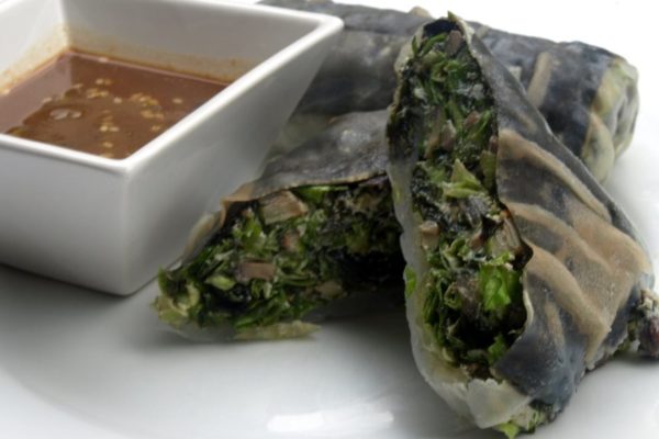 Nori-Reispapier-Rolle mit Wakame-Pilz-Füllung