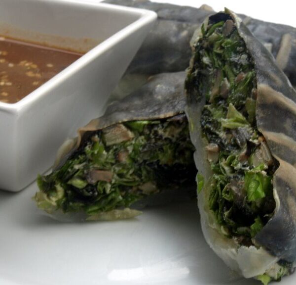Nori-Reispapier-Rolle mit Wakame-Pilz-Füllung