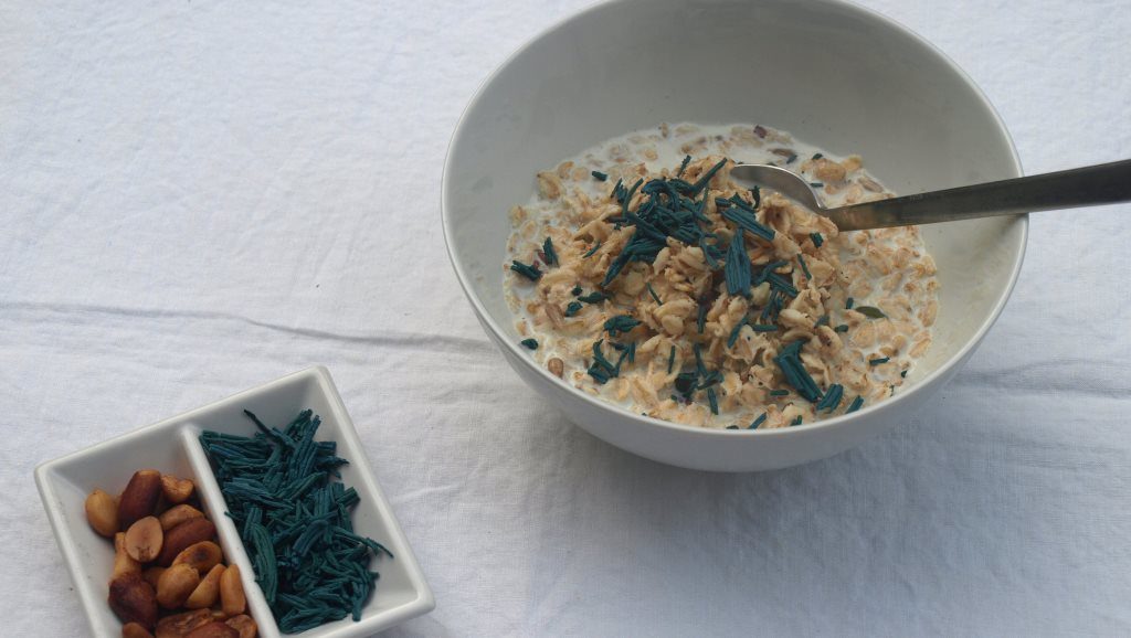 kerniges Porridge mit Spirulina-Granulat