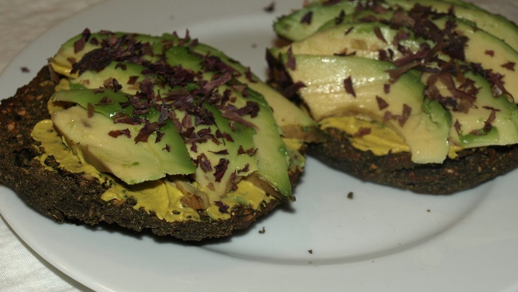 Dulse und Avocado auf kernigem Brot