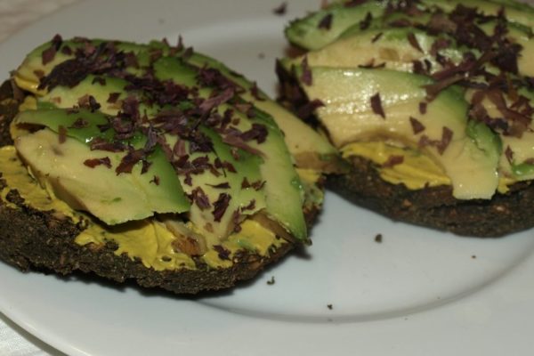 Dulse und Avocado auf kernigem Brot