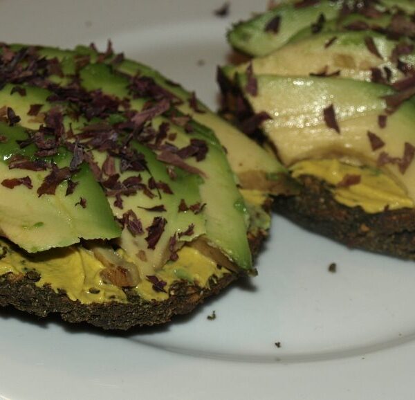 Dulse und Avocado auf kernigem Brot