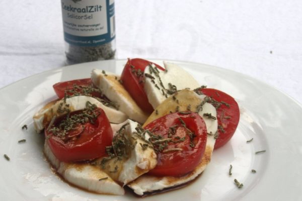 Tomate und Mozzarella mit deftiger Algen-Würzung
