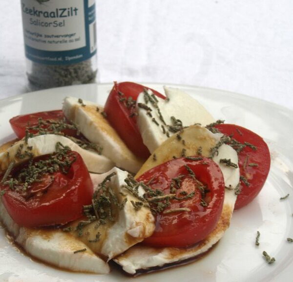 Tomate und Mozzarella mit deftiger Algen-Würzung
