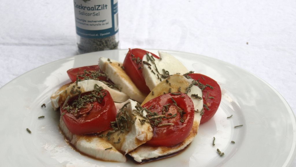 Tomate und Mozzarella mit deftiger Algen-Würzung