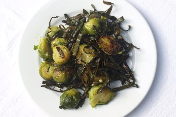 Herbstgemüse: Meeresspaghetti und Rosenkohl aus der Pfanne