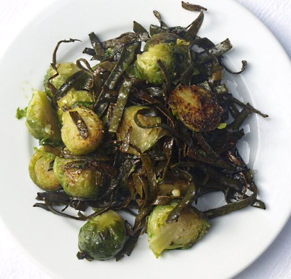 Herbstgemüse: Meeresspaghetti und Rosenkohl aus der Pfanne
