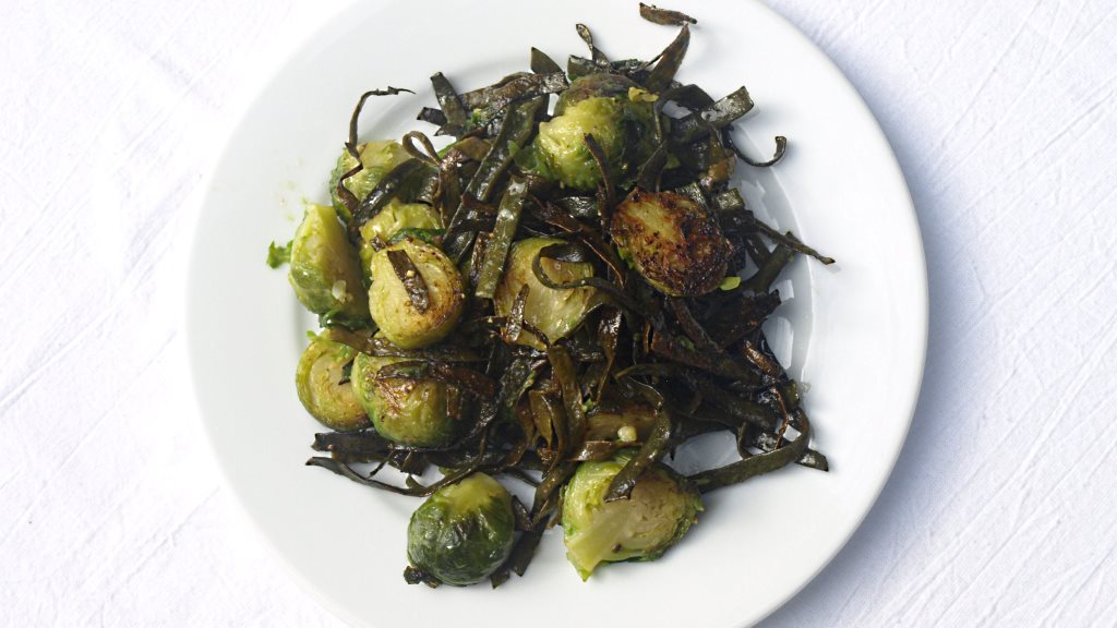 Herbstgemüse: Meeresspaghetti und Rosenkohl aus der Pfanne