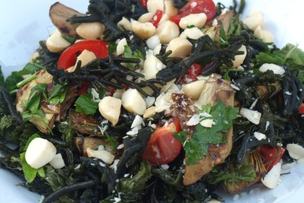 Salat mit 3 Algen, Artischocken und Macadamia