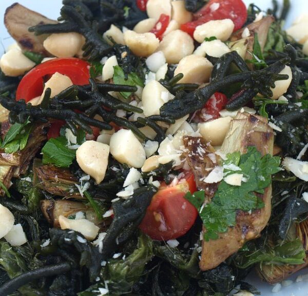Salat mit 3 Algen, Artischocken und Macadamia