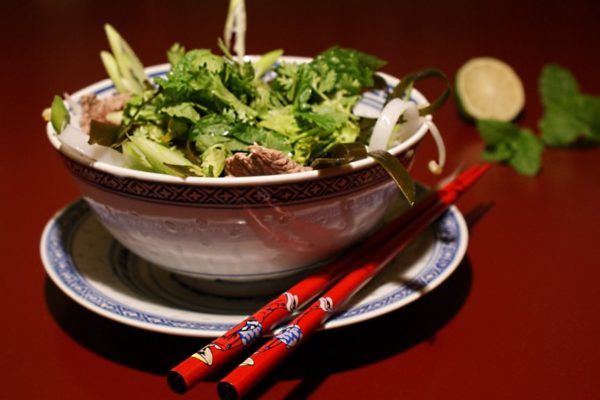 Vietnamesische Pho mit Rindfleisch und Kombu