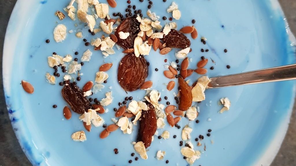 Müsli mit Spirulina blau färben