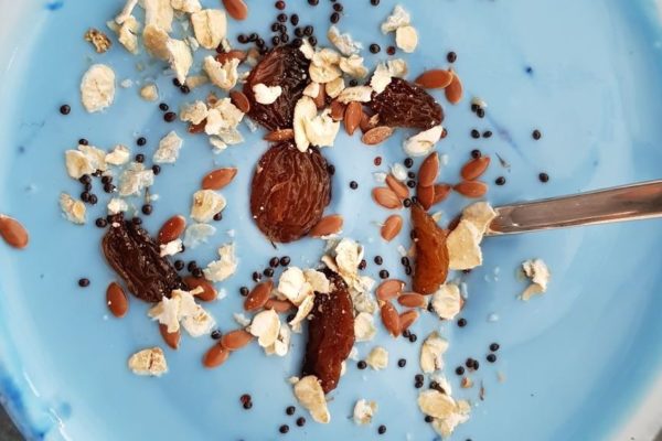 Müsli mit Spirulina blau färben