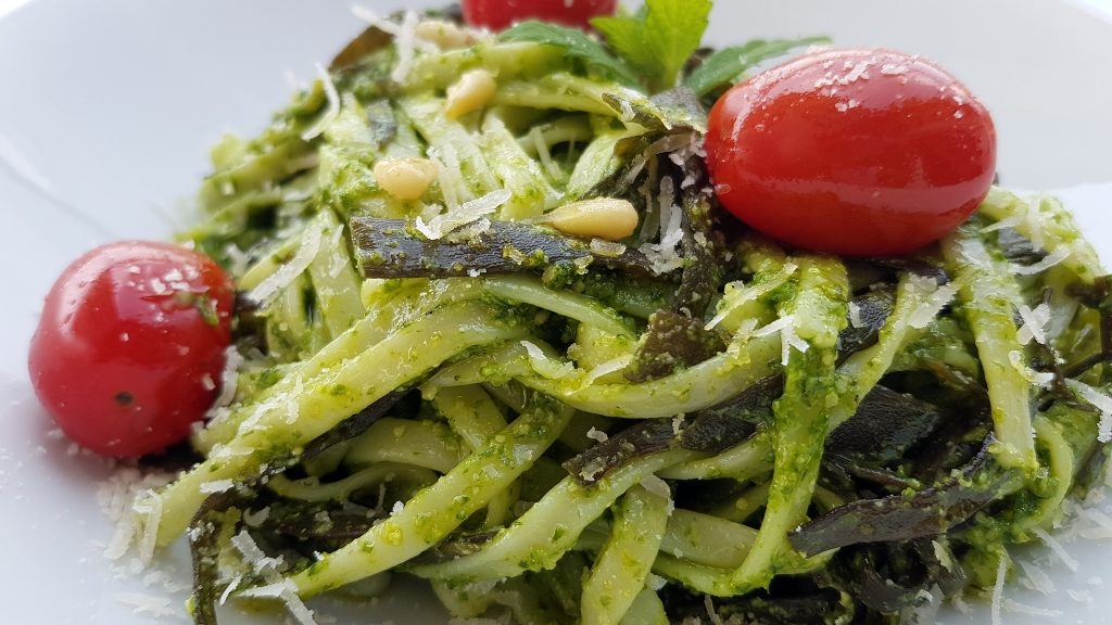 Spaghetti-Duo mit frischem Pesto