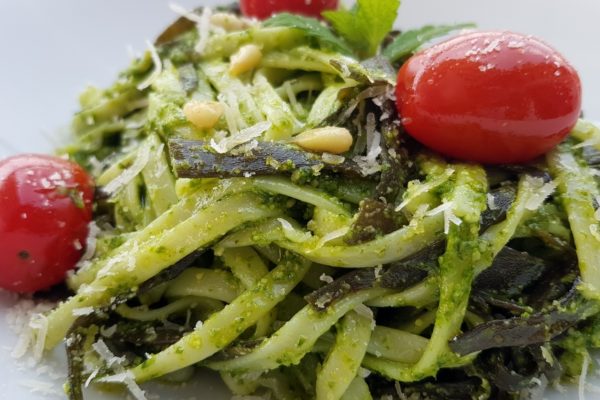 Spaghetti-Duo mit frischem Pesto