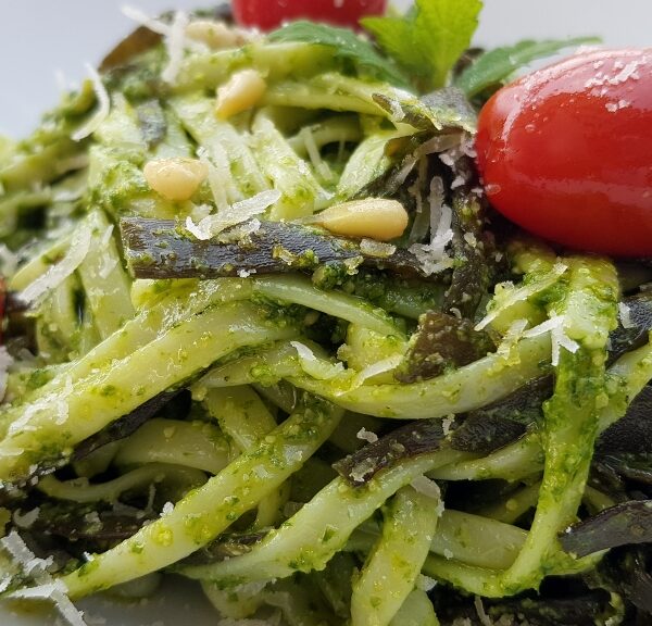 Spaghetti-Duo mit frischem Pesto