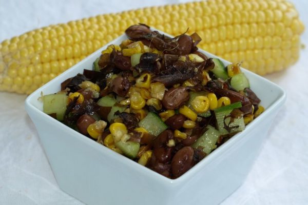 frischer Gemüsesalat mit Dulse und Grillmais