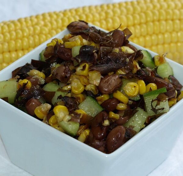 frischer Gemüsesalat mit Dulse und Grillmais
