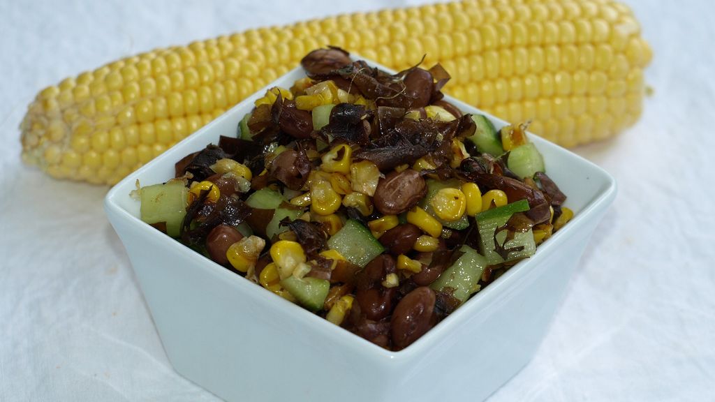 frischer Gemüsesalat mit Dulse und Grillmais