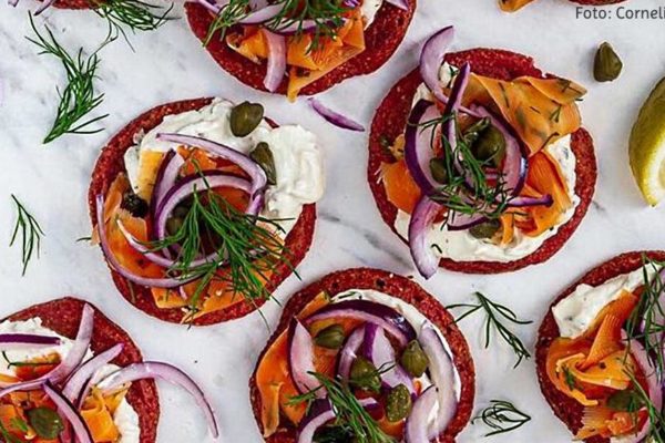 Rote -Bete-Pancakes mit Karotten-Lachs