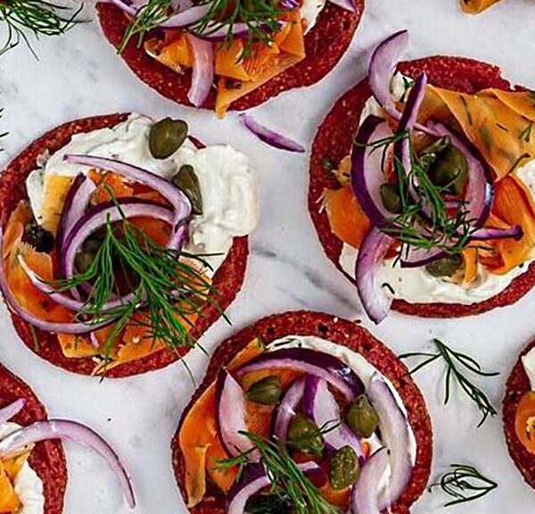 Rote -Bete-Pancakes mit Karotten-Lachs