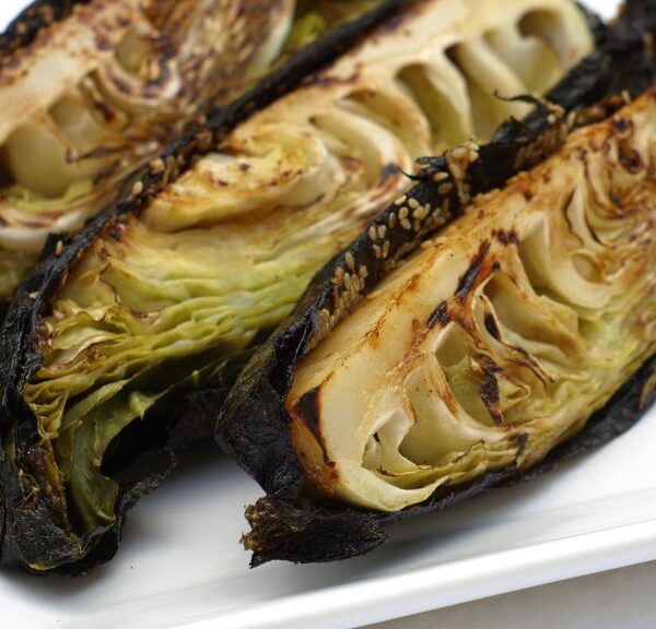 Nori-Päckchen mit Miso-Spitzkohl-Überraschung