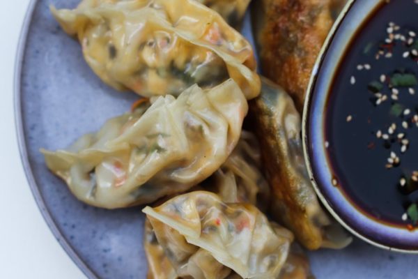 knusprige Dumplings mit Koreanischem Meeressalat