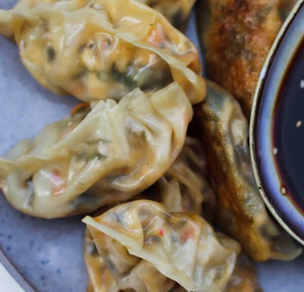 knusprige Dumplings mit Koreanischem Meeressalat