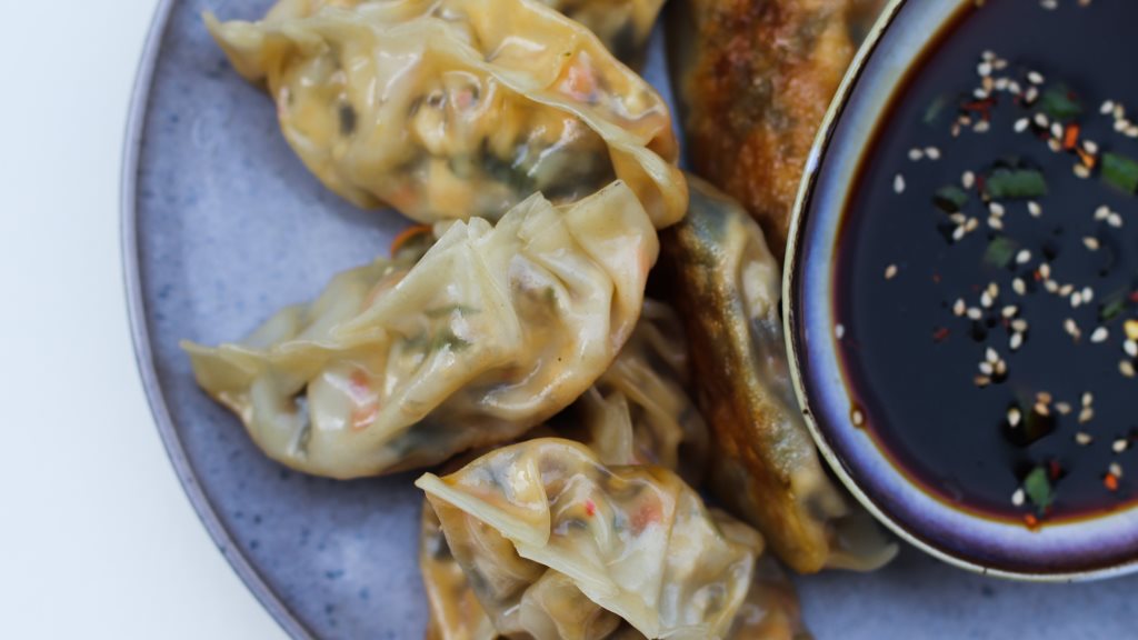 knusprige Dumplings mit Koreanischem Meeressalat