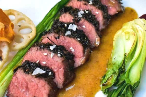 Koranisches Galbi-Steak unter der Nori-Kruste