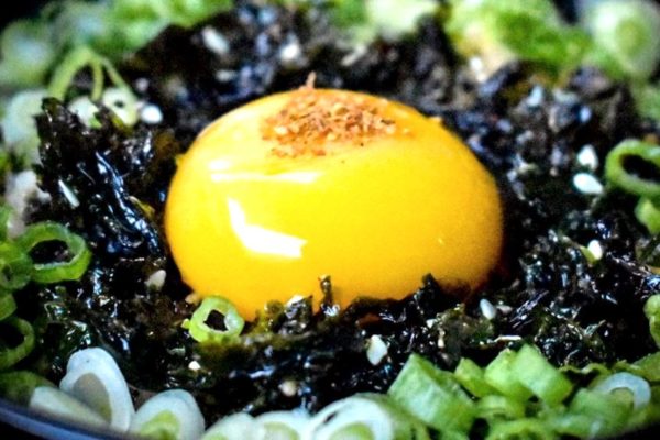 Klebreis-Nori-Bowl mit Frühlingszwiebel, Algenflocken und weichem Eigelb