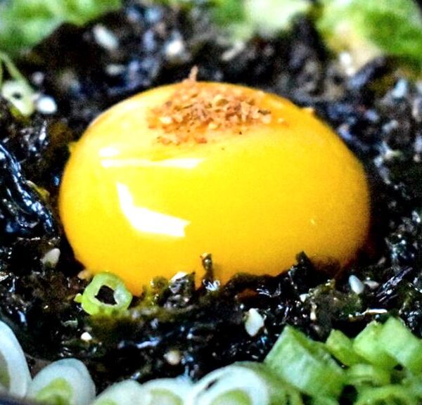 Klebreis-Nori-Bowl mit Frühlingszwiebel, Algenflocken und weichem Eigelb
