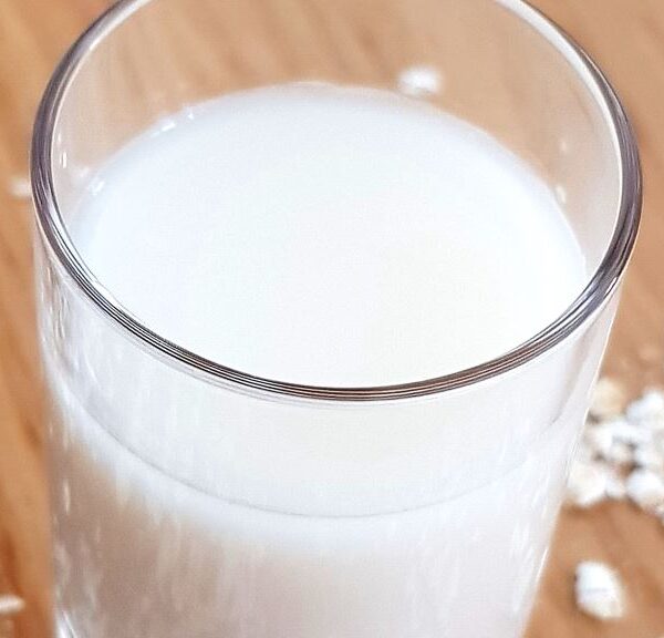 Hausgemachte Hafermilch mit Kalziumalge