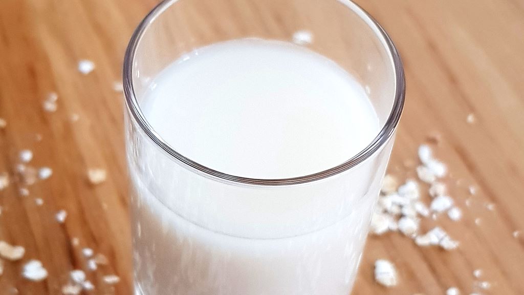 Hausgemachte Hafermilch mit Kalziumalge