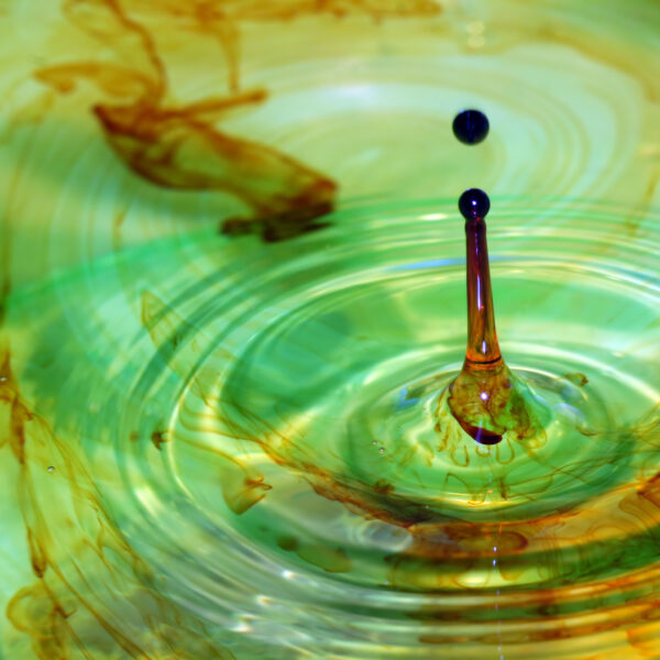 Jod, welches in Wasser tropft. Färbung des Wassers.