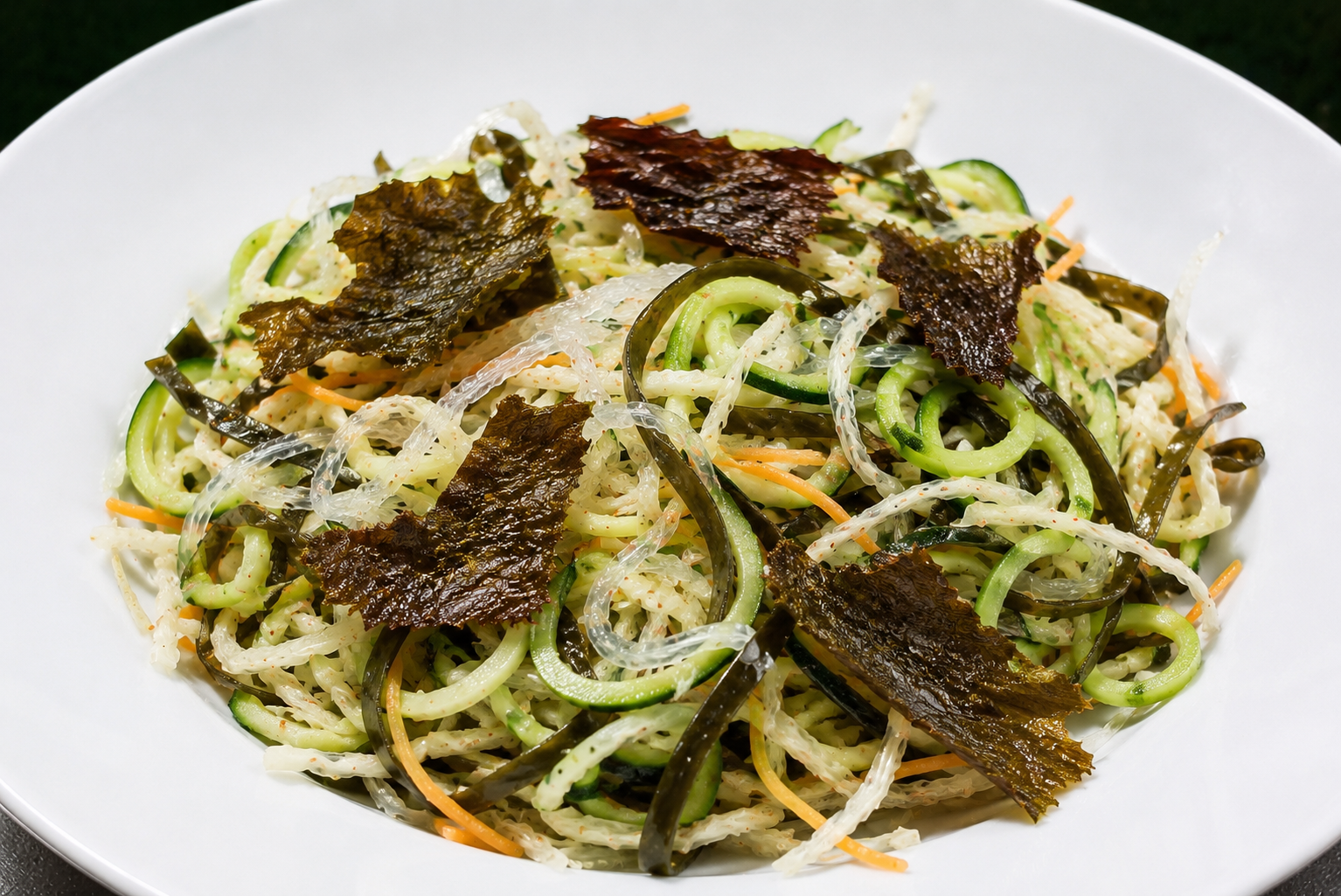 „Grüner Algensalat mit Dulse-Crunch“ greift die Idee klassischer asiatischer Algensalate auf und interpretiert sie mit Gemüse und Zutaten aus der europäischen Küche neu. Meeresspaghetti, Spitzkohl, Zucchini und knusprige Dulse sorgen für Frische, Abwechslung und einen besonderen Genuss zwischen Garten und Meer.