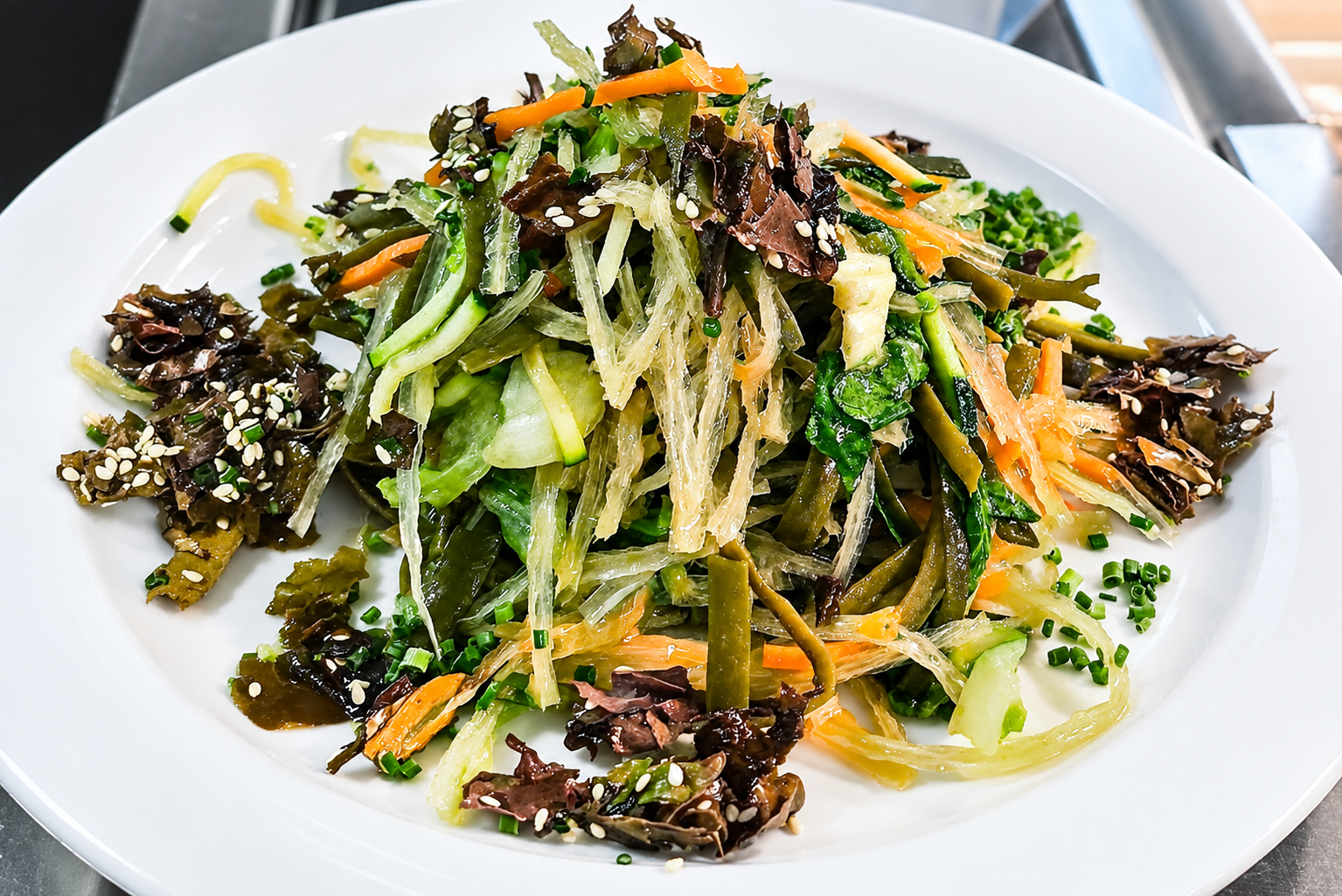 Grüner Algensalat mit Dulse auf dem Teller